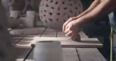 Gemide kil yoğuran çömlekçi