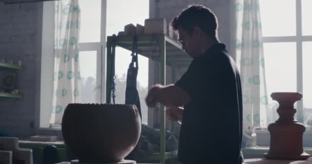 Homem crafting tigela de argila no estúdio — Vídeo de Stock