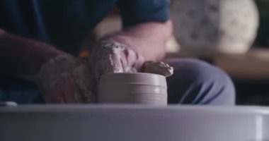 Ekin seramikçisi ıslak elleriyle tencereyi şekillendiriyor.