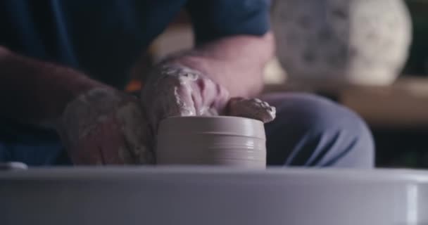 Oříznout keramik tvarování hrnec s mokrýma rukama — Stock video