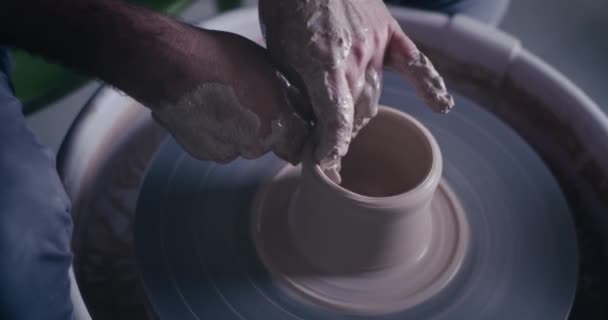 Ceramista de cultura criando pote na roda de fiação — Vídeo de Stock