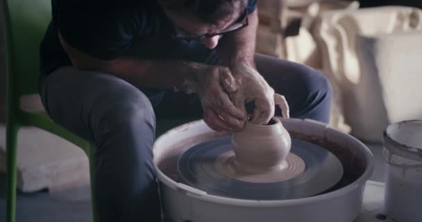 Crop ceramist creare pentola da argilla umida — Video Stock