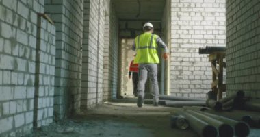 Müteahhit borularda tökezliyor ve meslektaşının gerisinde kalıyor