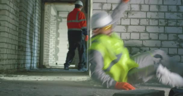 Construtor de poupança colega após o acidente — Vídeo de Stock