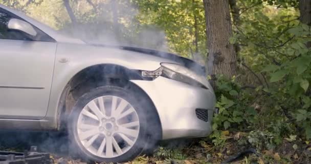 Gecrashte auto stoot rook uit motor uit — Stockvideo
