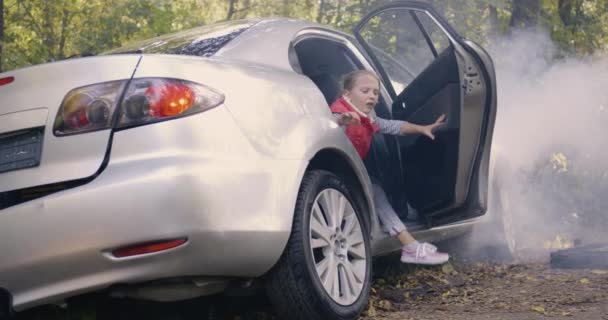 Girl getting out broken car after accident — Stock Video