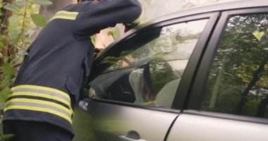 İtfaiyeciler farklı çiftleri yanan arabadan kurtarıyor.