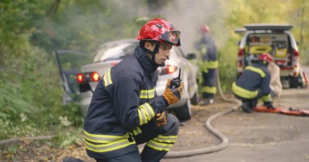 Brandweerman praat op de radio na auto-ongeluk — Stockvideo