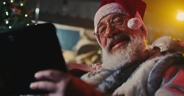 Happy Santa Claus met tablet — Stockvideo