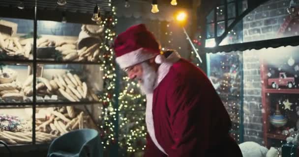 Санта Клаус покидает мастерскую по производству волшебных игрушек — стоковое видео