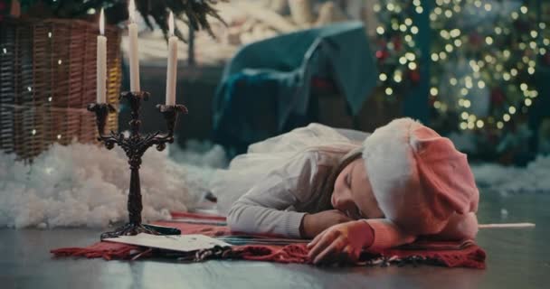 Cortar Papai Noel dando presente para dormir menina — Vídeo de Stock