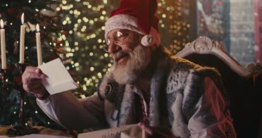 Noel Baba iyi çocukların listesini kontrol ediyor.