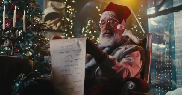 Happy Santa Claus controleren van berichten van goede kinderen — Stockvideo