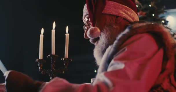 Santa Claus reading letters from children — Stock Video