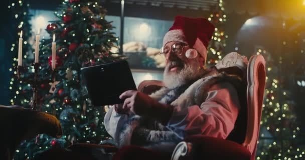 Santa Claus browsing tablet before Christmas — Stock Video