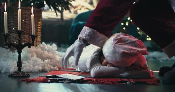 Durmiendo chica recibir regalo de Santa Claus — Vídeos de Stock