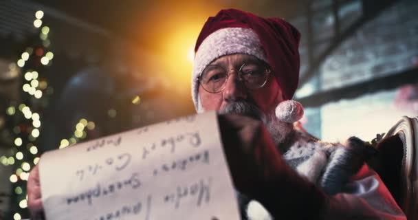 Papai Noel ler pergaminho e falar com câmera — Vídeo de Stock