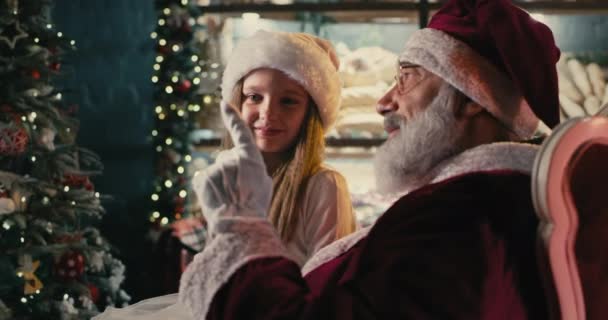 Dziewczyna rozmawia z Mikołajem podczas świąt Bożego Narodzenia — Wideo stockowe