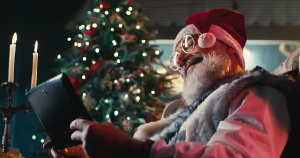 Santa Claus usando la tableta en la noche — Vídeos de Stock