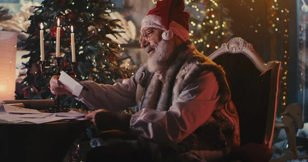 Santa Clause leyendo cartas y pergamino — Foto de Stock