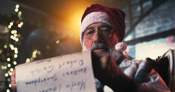 Santa Clause reading scroll and speaking with camera — Stock Photo, Image