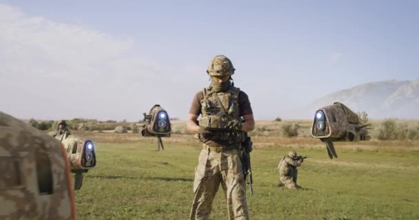 Sahaya insansız hava aracı gönderen bir asker. — Stok video