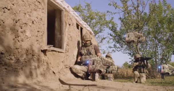 Soldaten mit Militärdrohnen greifen Haus an — Stockvideo