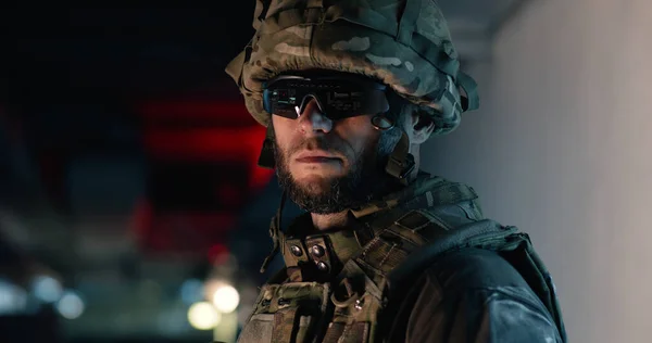 Soldat en lunettes de haute technologie pendant la mission militaire — Photo