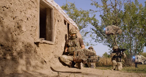 Soldados com drones militares atacando casa — Fotografia de Stock