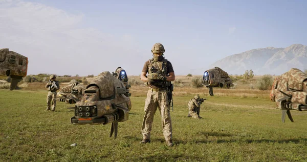 Военный запускает беспилотники в поле — стоковое фото