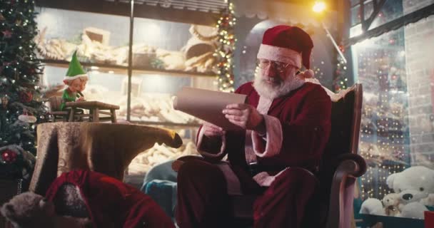 Babbo Natale e gli elfi si preparano per Natale — Video Stock