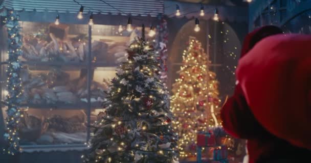 Feliz Santa Claus caminando tranquilamente cerca del árbol de Navidad — Vídeos de Stock