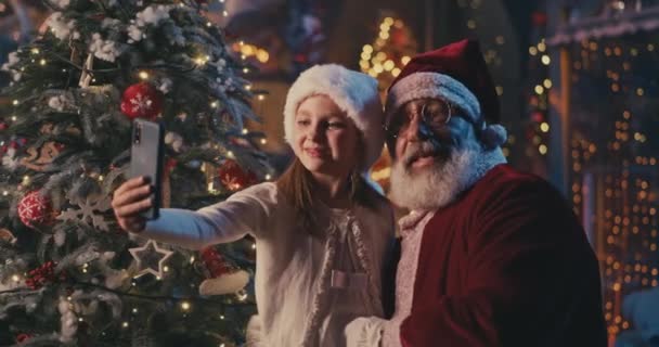 Счастливая девушка делает селфи с Санта-Клаусом — стоковое видео