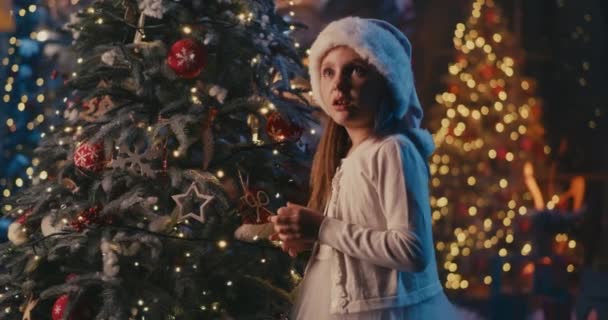 Geschokt meisje ontvangen geschenk van de kerstman — Stockvideo