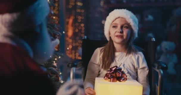 Gehandicapt meisje in gesprek met de kerstman — Stockvideo