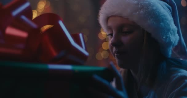 Menina feliz abrindo presente de Natal mágico — Vídeo de Stock