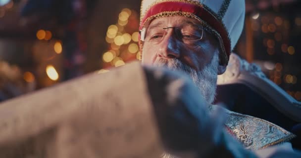 San Nicolás leyendo lista de buenos niños — Vídeos de Stock