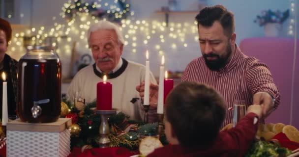 Adam Noel yemeğini ailesiyle paylaşırken dua ediyor. — Stok video