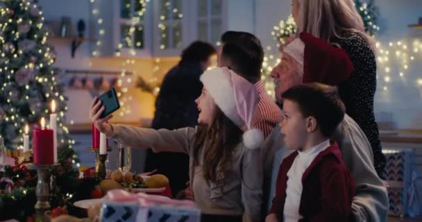 Mutlu çok nesilli aile Noel selfie 'si çekiyor. — Stok video