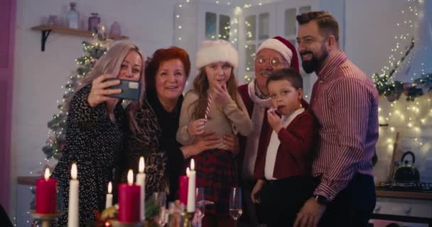 Szczęśliwa rodzina świętująca krewnych w wideo czacie na Boże Narodzenie — Wideo stockowe