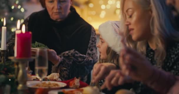 Aile yemeğinde çok nesilli kadınlar. — Stok video