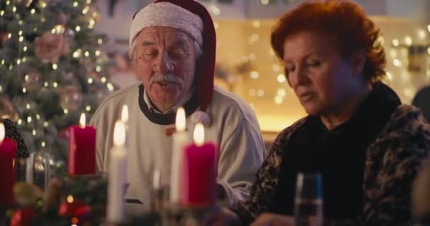 Couple aîné pendant le dîner en famille à Noël — Video