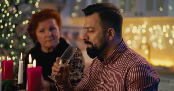 Mężczyzna z rodziną rozmawiający na świątecznej kolacji — Wideo stockowe