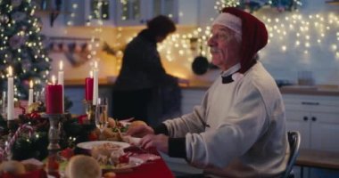 Büyük anne ve büyük baba Noel 'de ailelerini hediyelerle karşılıyorlar.