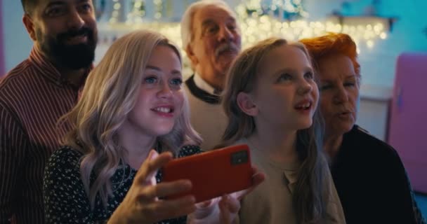Familia emocionada viendo brillantes fuegos artificiales navideños — Vídeo de stock