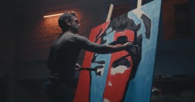 Stüdyoda yaratıcı portre çizen adam