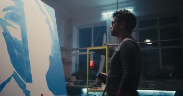 Artiste masculin réfléchissant sur les œuvres d'art en studio — Video