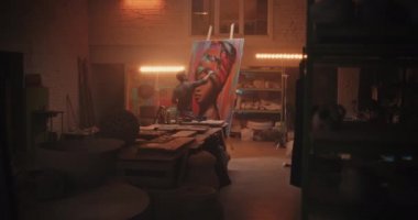 Afrikalı bir kadının portresini yapan adam