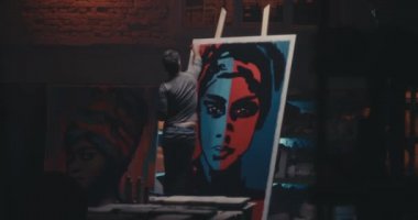 Yaratıcı portre üzerinde tanınmayan erkek ressam