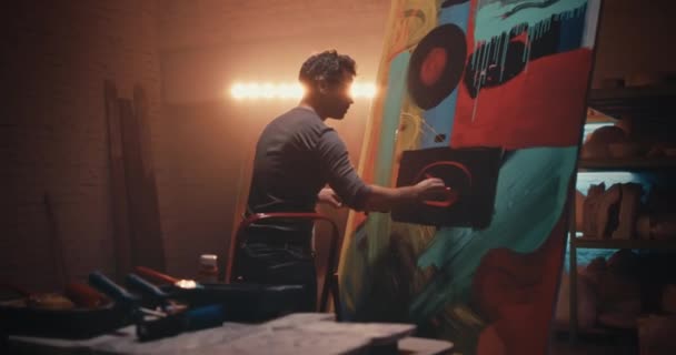 Artista masculino criando pintura abstrata — Vídeo de Stock